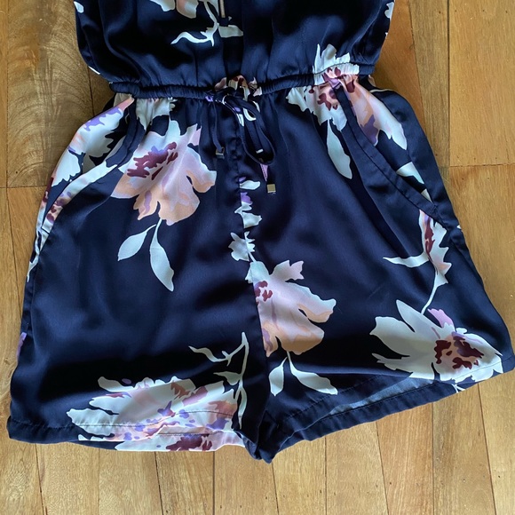 Lightweight blue floral Dynamite romper, size XS - Picture 4 of 5